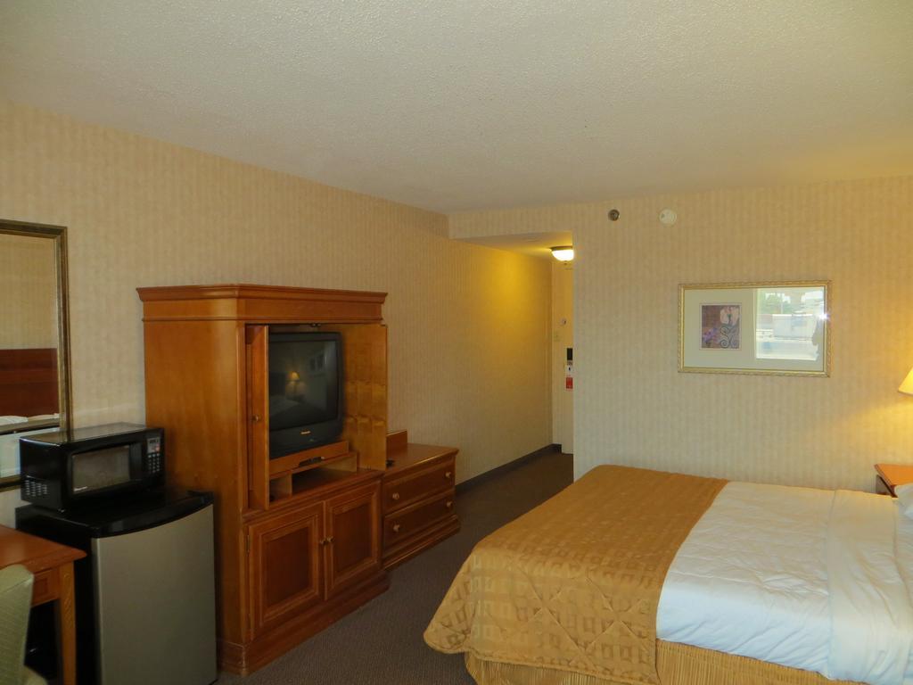 Gateway Hotel Dallas Park Central Room photo